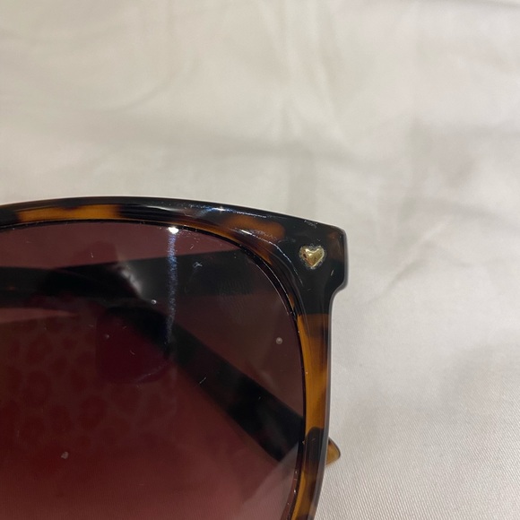 Betsey Johnson Square Sunglasses Tortoise Shell - Picture 2 of 4